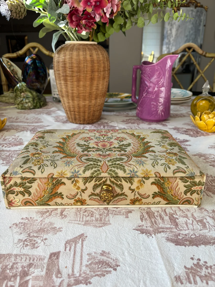Boîte en carton Création Chotel avec un jacquard Aubusson année 1960